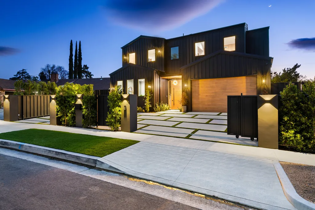 Modernes Haus bei Nacht mit mehrschichtiger Gartenbeleuchtung
